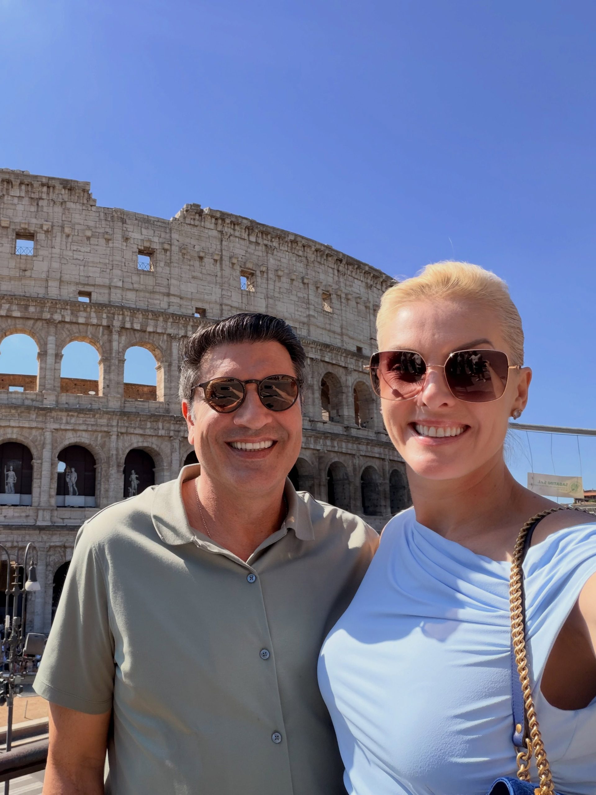 O casal Ana Hickmann e Edu Guedes aproveita a gastronomia e paisagens italianas na lua de mel