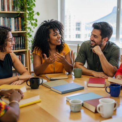 Capa da matéria: Clubes de leitura: por que conversar muda a experiência