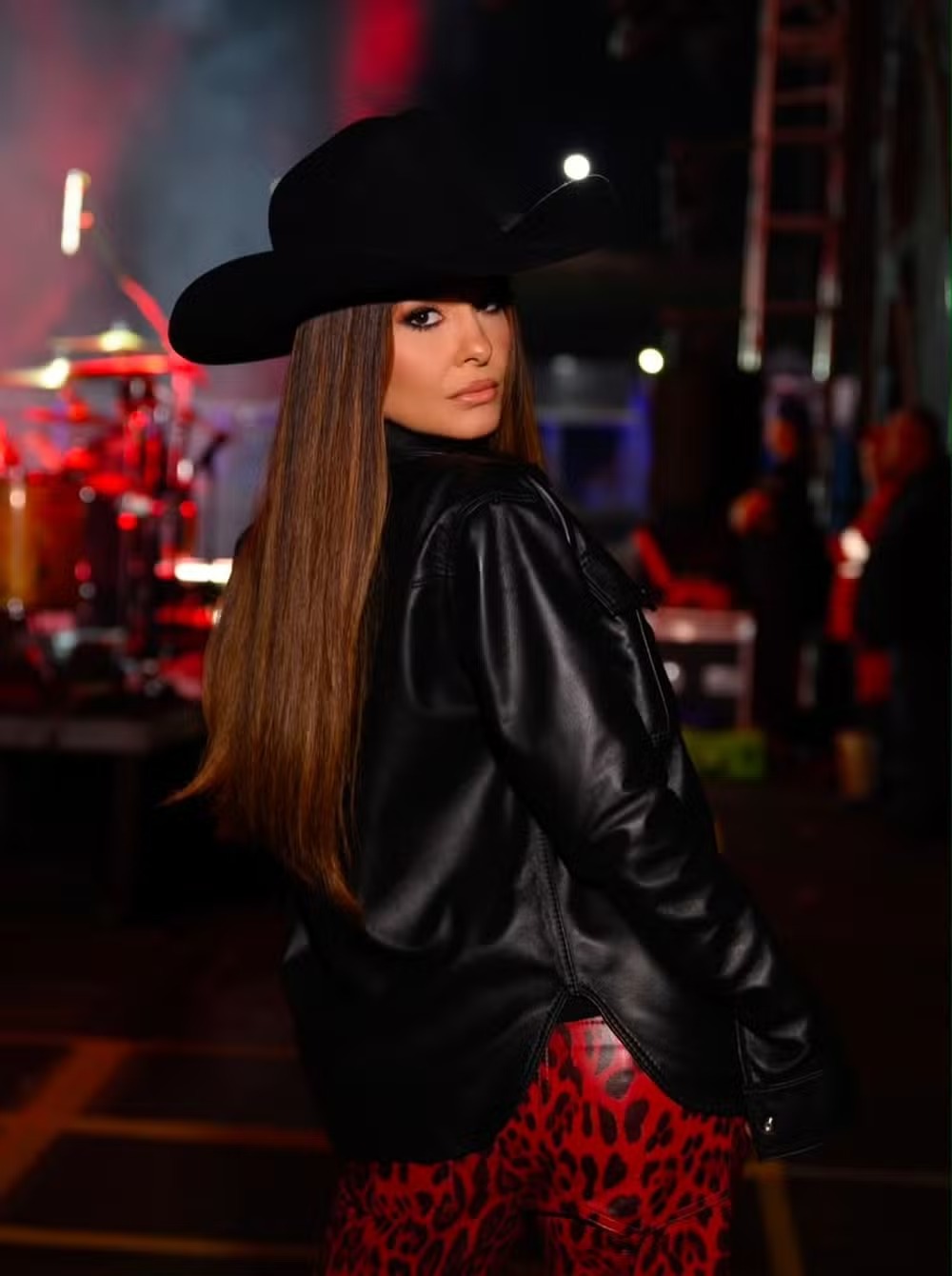 Cantora Maiara posa com look de chapéu e estampa animal print em fotos recentes