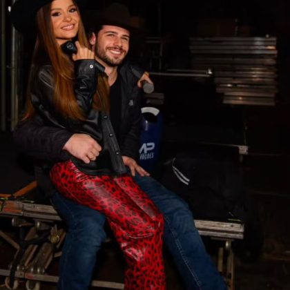 Maiara e Felipe Cavalliere posam juntos nos bastidores de evento sertanejo em Extrema