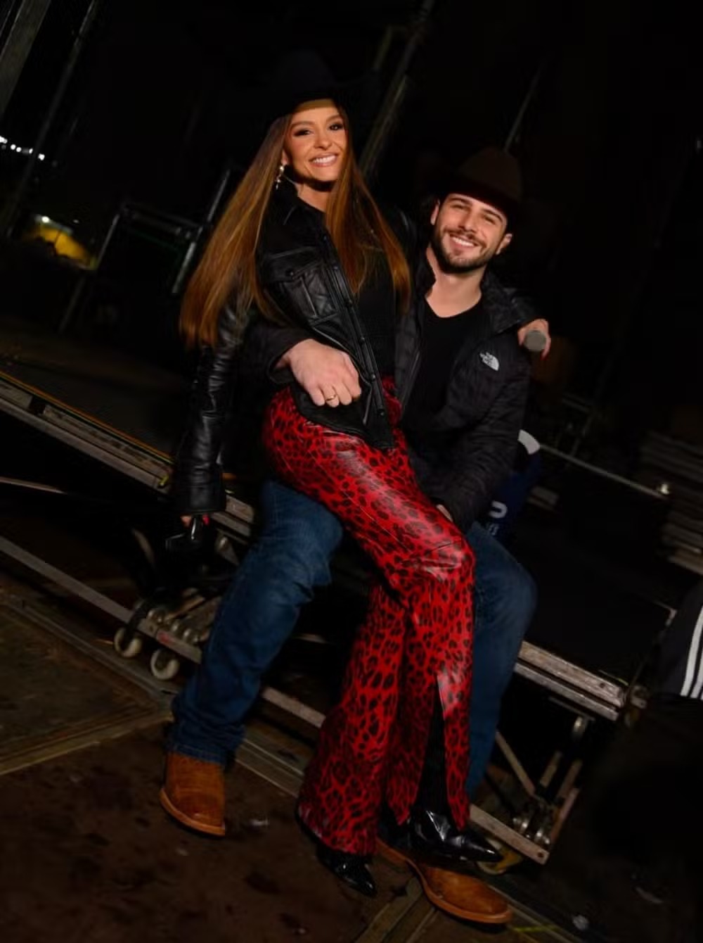 Maiara e Felipe Cavalliere abraçados em registro de bastidores de show