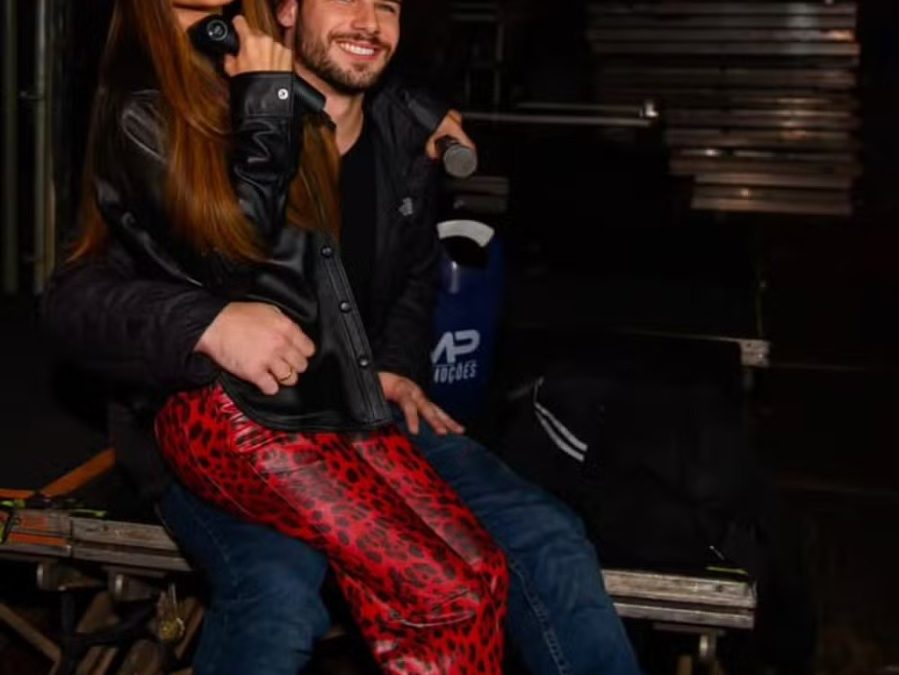 Maiara e Felipe Cavalliere posam juntos nos bastidores de evento sertanejo em Extrema