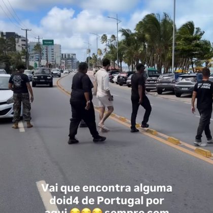 Influenciador Rico Melquiades atravessa a rua cercado por cinco seguranças particulares
